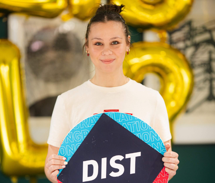 dominika graduated from hull college with a distinction