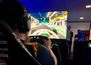 hull college students on trip to williams f1 headquarters
