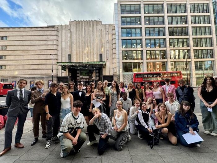 hull college students on trip to see wicked