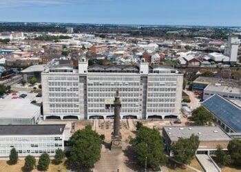 drone shot of the hull college campus with tower block and wilberforce statue