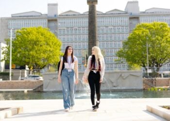 hull college students on the college campus