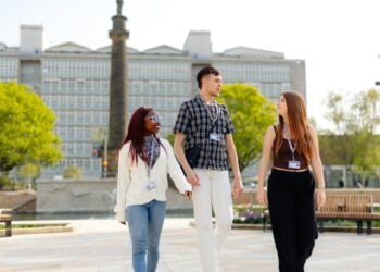 hull college students on the college campus