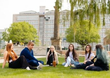 hull college students on the college campus