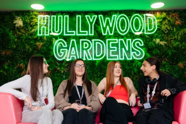 hull college students on the college campus
